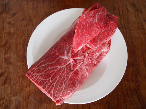 牛の希少部位入荷中です！赤味鮮やかで柔らかな甲州ワインビーフみすじ。ワインを絞って残った葡萄粕を飼料として甲斐市の自然の中で育った牛です。肩の肩甲骨の内側にある腕の一部の赤身肉を炭火焼で。