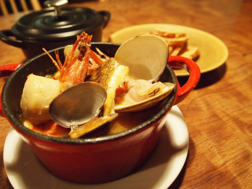 Bouillabaisse &ldquo;冬季限定メニューのご案内&rdquo;今年もやりますブイヤベース！①コースで楽しむ：ランチ/ディナー　お一人様 ¥5,400-＜前菜・温菜・ブイヤベース・リゾット・デザート＞②アラカルトで楽しむ：ディナータイムのみ ¥2,800-＜＋600円でブイヤベースのスープを使ったリゾット追加できます＞＊どちらも事前要予約(２日前)にて承ります＊11月〜2月 冬季限定魚介の旨味たっぷりLapin特性ブイヤベース、温かメニューでオススメです！